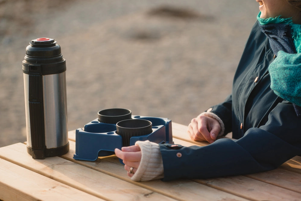 Plateau bleu pour transporter des mugs, des tasses et des bouteilles