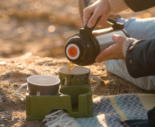 Plateau vert sauge pour transporter des mugs, des tasses et des bouteilles