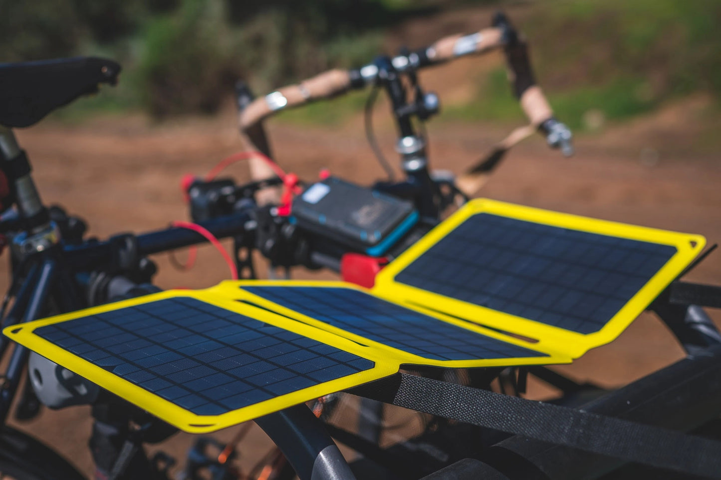 Chargeur solaire portable SunJack 25 W + 2 batteries externes 10 000 mAh
