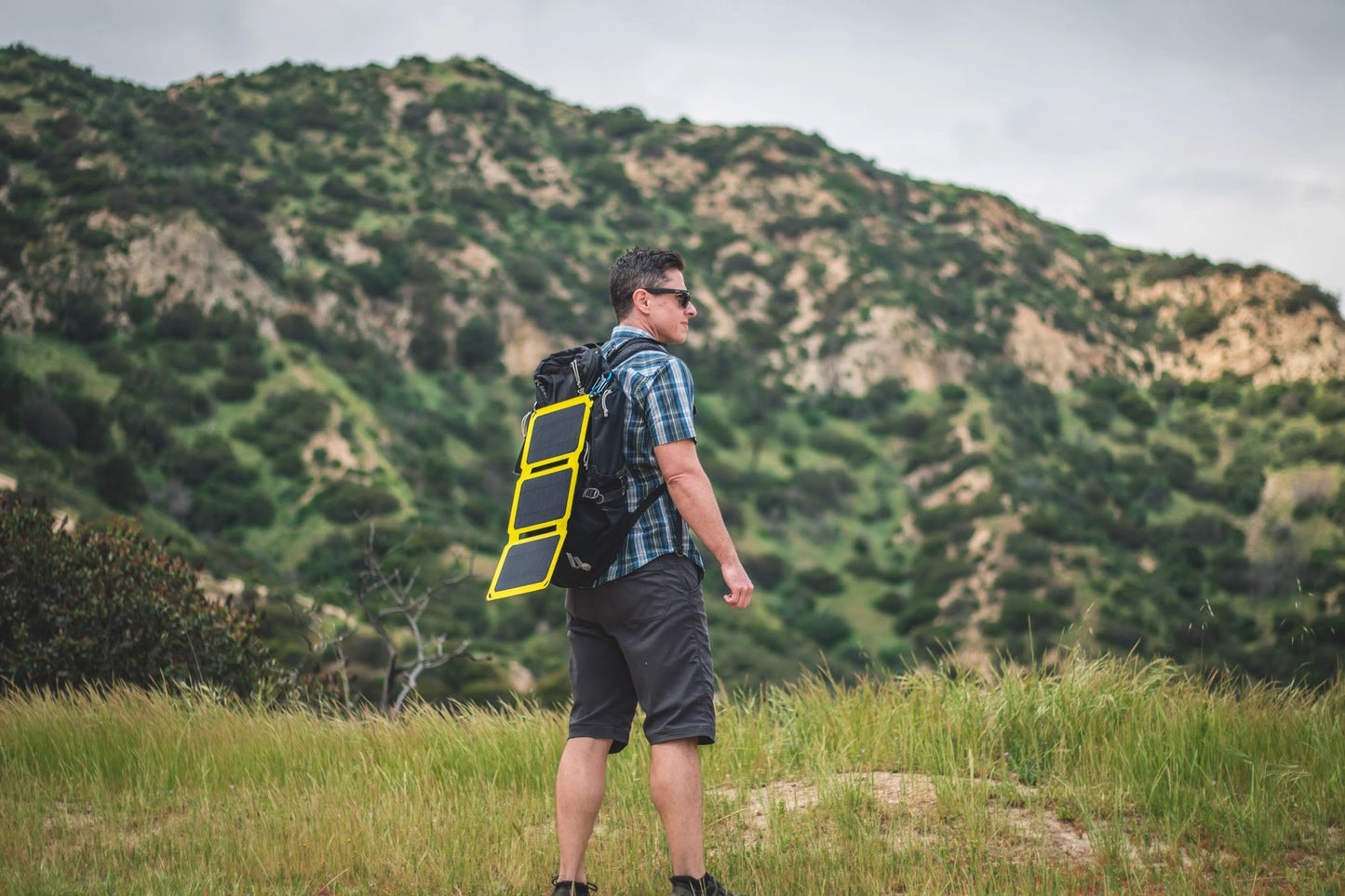 Chargeur solaire portable SunJack 25 W + 2 batteries externes 10 000 mAh